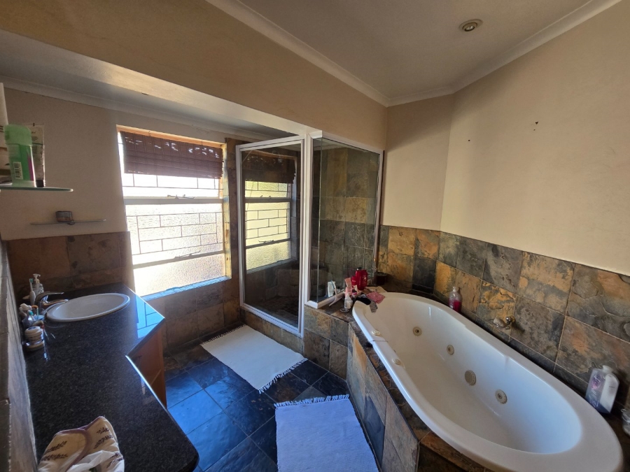 4 Bedroom Property for Sale in Heuwelsig Free State